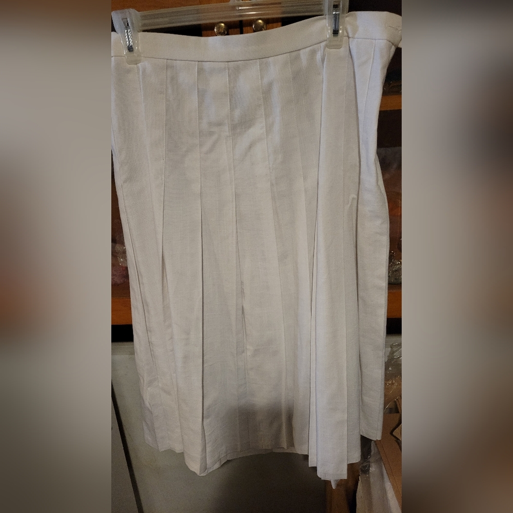 Elegant White Pleated Skirt